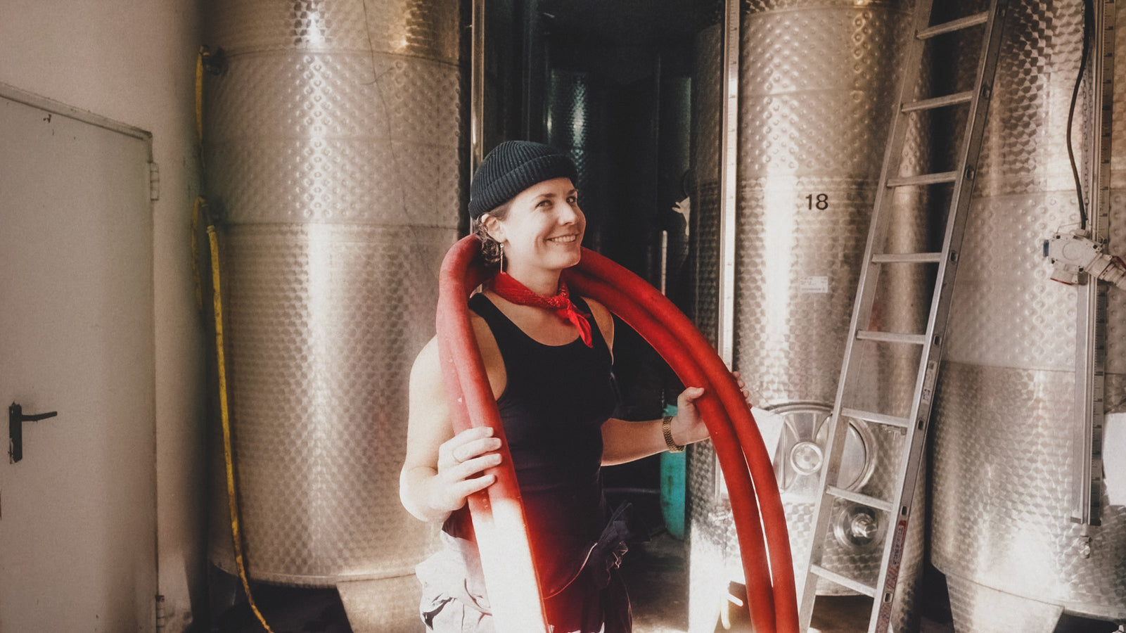 Silja im Weinkeller mit Schläuchen um den Hals