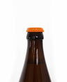 Eine Naturweinflasche mit Kronkorken als Weinverschluss. Der Kronkorken verleiht der Flasche ein modernes und praktisches Design, das zu einem nachhaltigen und innovativen Verpackungskonzept beiträgt.
