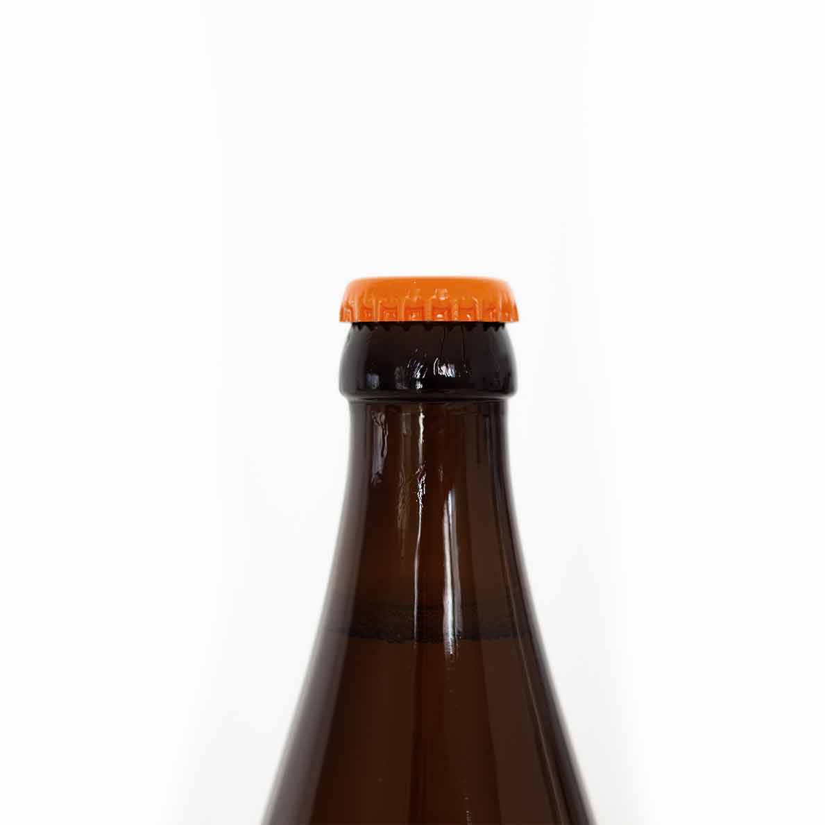 Eine Naturweinflasche mit Kronkorken als Weinverschluss. Der Kronkorken verleiht der Flasche ein modernes und praktisches Design, das zu einem nachhaltigen und innovativen Verpackungskonzept beiträgt.