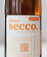 Der erste Pioneer Secco Piwi in einer nachhaltigen Mehrwegflasche. Dieser spritzige Secco aus Piwi-Trauben vereint Frische und Nachhaltigkeit und ist ein Beispiel für die umweltbewusste Verpackung und die hohe Qualität biodynamischer Weine.