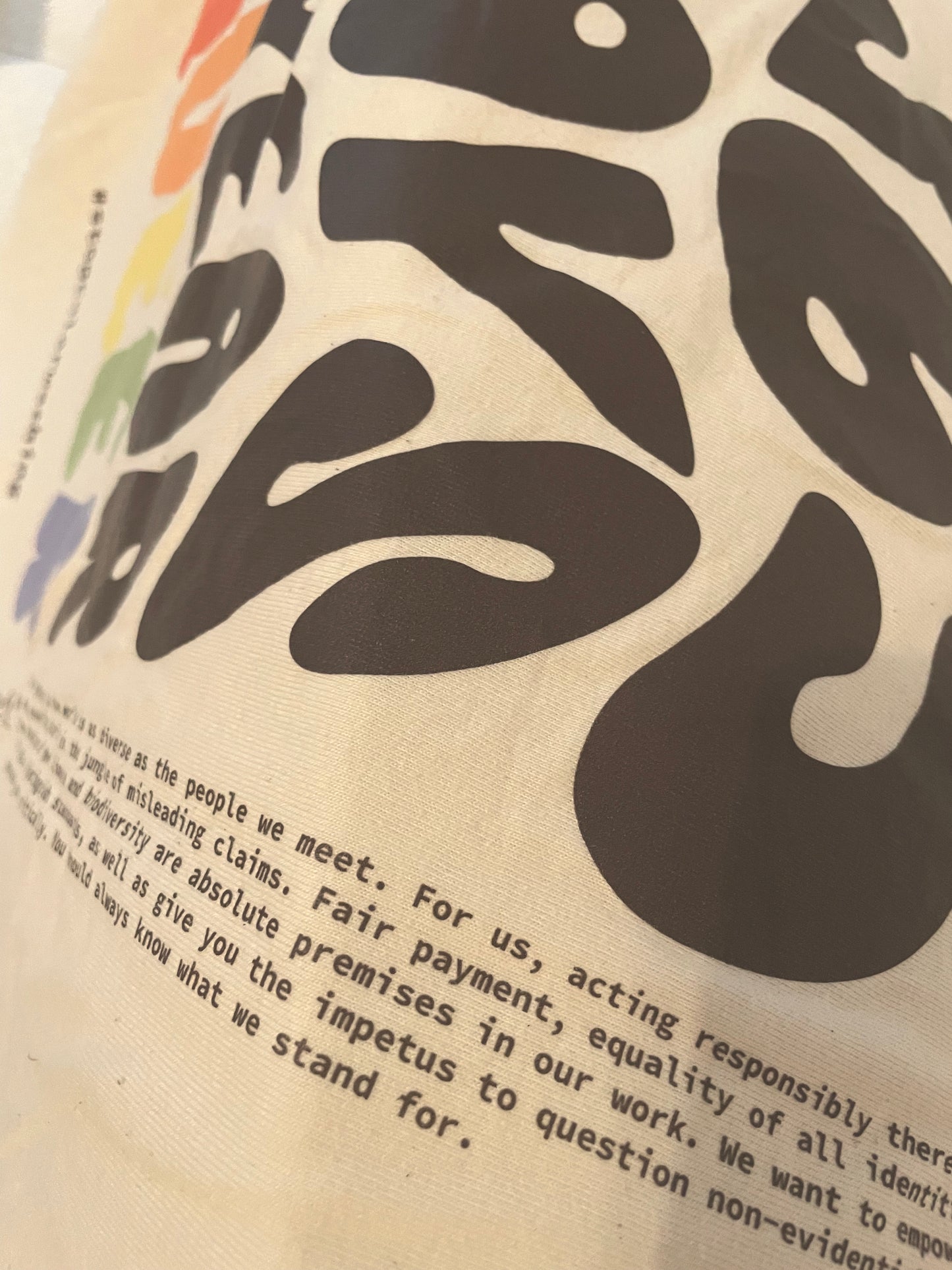 Eine Nahaufnahme des T-Shirts mit dem Aufdruck '365 Days a Year Queer'. Das Shirt steht für Fair Fashion und betont die nachhaltige Philosophie von abgefüllt. Es ist ein modisches Statement für Inklusion und unterstützt die LGBTQ+ Community das ganze Jahr über.