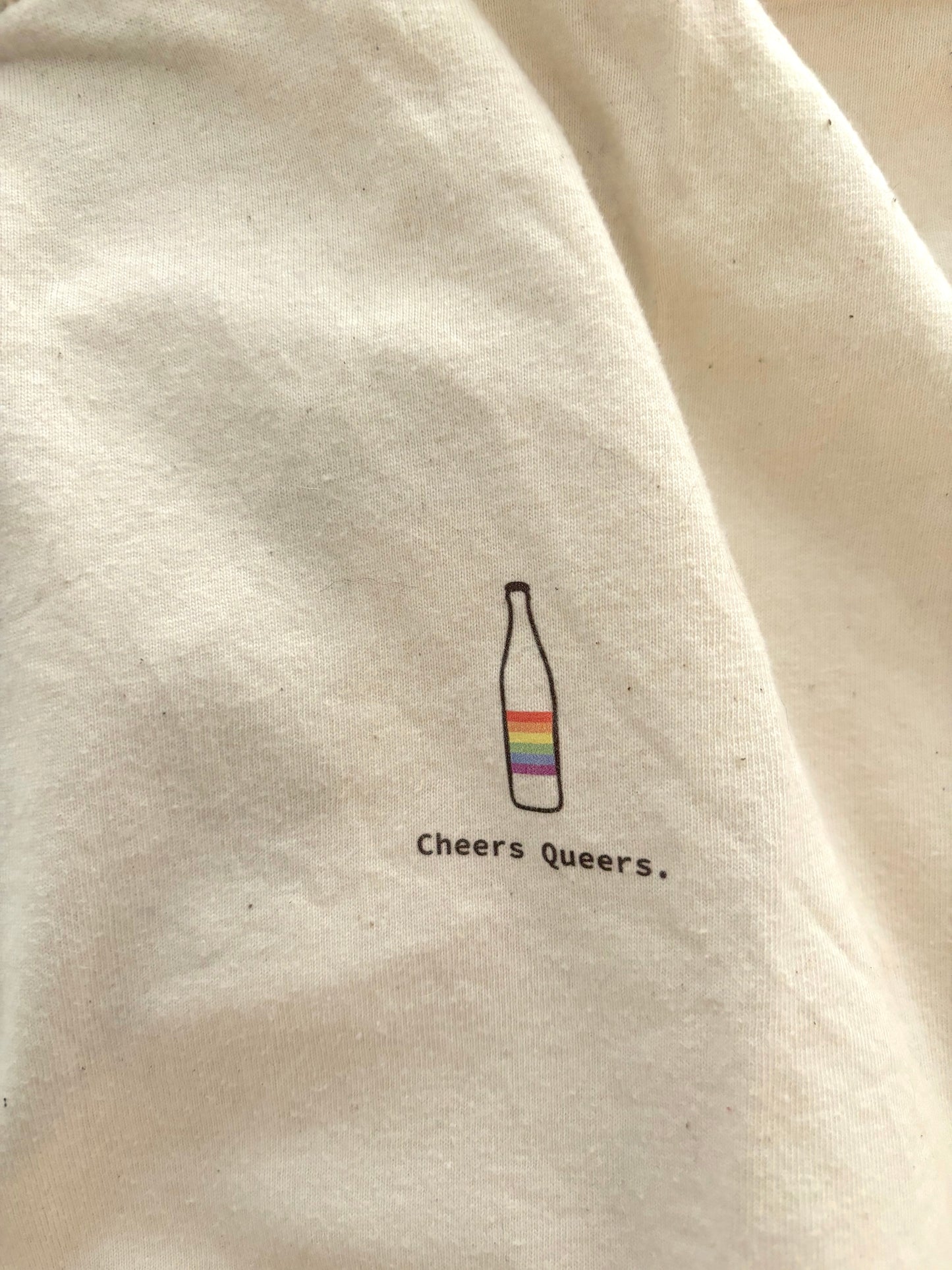 orderansicht des T-Shirts mit dem Aufdruck '365 Days a Year Queer'. Dieses Fair-Fashion-Shirt von abgefüllt setzt ein starkes Zeichen für Inklusion und Vielfalt und verkörpert nachhaltige Mode, die die LGBTQ+ Community das ganze Jahr unterstützt.