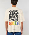 Ein T-Shirt mit dem Aufdruck '365 Days a Year Queer', ein Statement von abgefüllt für Inklusion und Stolz. Dieses Fair-Fashion-Shirt verkörpert nachhaltige Mode und zeigt, dass abgefüllt das ganze Jahr über Flagge für die LGBTQ+ Community zeigt.